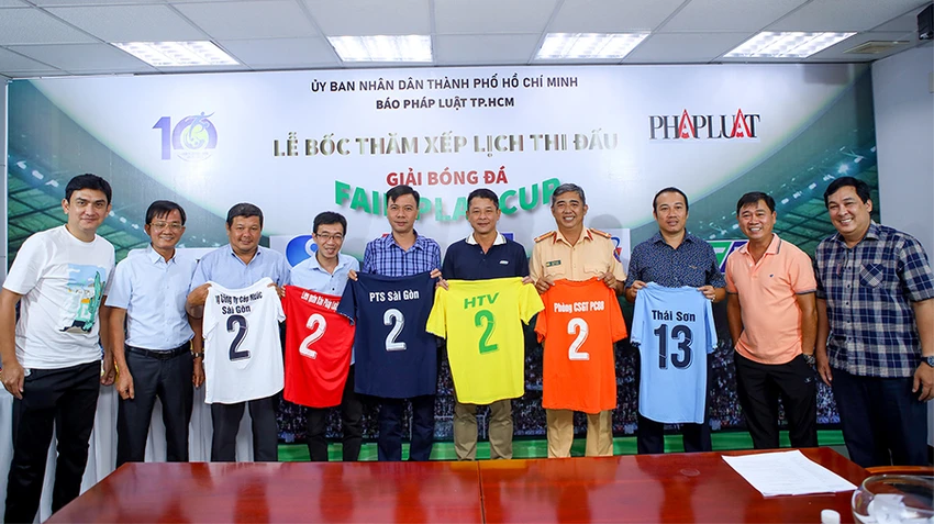Đại diện sáu đội trong lễ bốc thăm và nhận áo đấu. Ảnh: NGUYỆT NHI Đại diện sáu đội trong lễ bốc thăm và nhận áo đấu. Ảnh: NGUYỆT NHI