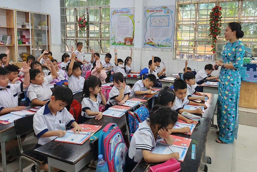 Thiếu phòng học nên sĩ số học sinh tại Trường Tiểu học Lê Văn Thọ, quận 12 luôn trên 50 học sinh/lớp. Trong ảnh: Một tiết học của học sinh lớp 1. Ảnh: NGUYỄN QUYÊN Thiếu phòng học nên sĩ số học sinh tại Trường Tiểu học Lê Văn Thọ, quận 12 luôn trên 50 học sinh/lớp. Trong ảnh: Một tiết học của học sinh lớp 1. Ảnh: NGUYỄN QUYÊN