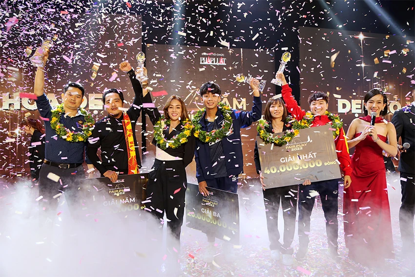 Các thành viên nhận giải Fair Play trong đêm gala khép lại hành trình 10 năm Fair Play. Ảnh: HOÀNG GIANG Các thành viên nhận giải Fair Play trong đêm gala khép lại hành trình 10 năm Fair Play. Ảnh: HOÀNG GIANG
