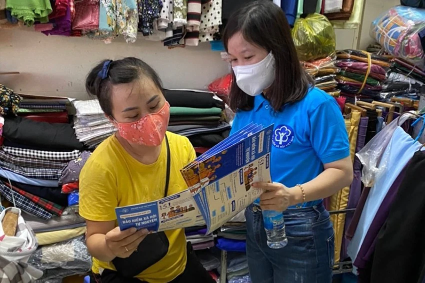 Nhân viên BHXH Việt Nam tuyên truyền để người dân tham gia BHXH khi về già nhận lương hưu. Ảnh: V.LONG Nhân viên BHXH Việt Nam tuyên truyền để người dân tham gia BHXH khi về già nhận lương hưu. Ảnh: V.LONG