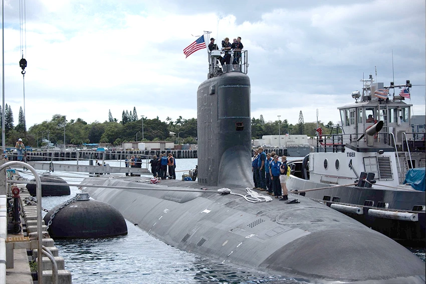 Một tàu ngầm hạt nhân lớp Virginia neo tại cảng quân sự Peral, bang Hawaii của Mỹ hồi tháng 6-2019. Ảnh: Hải quân Mỹ Một tàu ngầm hạt nhân lớp Virginia neo tại cảng quân sự Peral, bang Hawaii của Mỹ hồi tháng 6-2019. Ảnh: Hải quân Mỹ