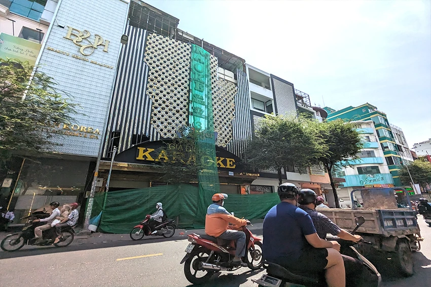 Nhiều quán karaoke đang tạm đóng cửa và đang gánh nhiều khoản chi phí để chờ ngày được hoạt động trở lại. Ảnh: THU HÀ Nhiều quán karaoke đang tạm đóng cửa và đang gánh nhiều khoản chi phí để chờ ngày được hoạt động trở lại. Ảnh: THU HÀ