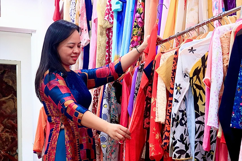 Chị Đoàn Thị Nguyệt là người khởi xướng cửa hàng “Áo dài 0 đồng” suốt một năm qua. Ảnh: TÚ NGÂN Chị Đoàn Thị Nguyệt là người khởi xướng cửa hàng “Áo dài 0 đồng” suốt một năm qua. Ảnh: TÚ NGÂN