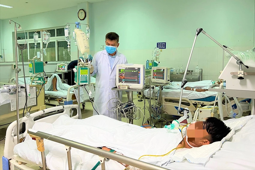 Bác sĩ BV Chợ Rẫy kiểm tra tình hình của một bệnh nhân bị ngộ độc. Ảnh: BVCC Bác sĩ BV Chợ Rẫy kiểm tra tình hình của một bệnh nhân bị ngộ độc. Ảnh: BVCC