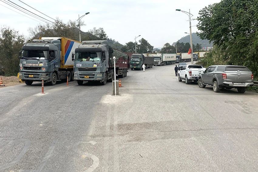 Xuất khẩu tiểu ngạch sang Trung Quốc thường bị ùn ứ tại cửa khẩu. Trong ảnh: Xe hàng chờ thông quan tại cửa khẩu ở Lạng Sơn. Ảnh: BẮC NINH Xuất khẩu tiểu ngạch sang Trung Quốc thường bị ùn ứ tại cửa khẩu. Trong ảnh: Xe hàng chờ thông quan tại cửa khẩu ở Lạng Sơn. Ảnh: BẮC NINH