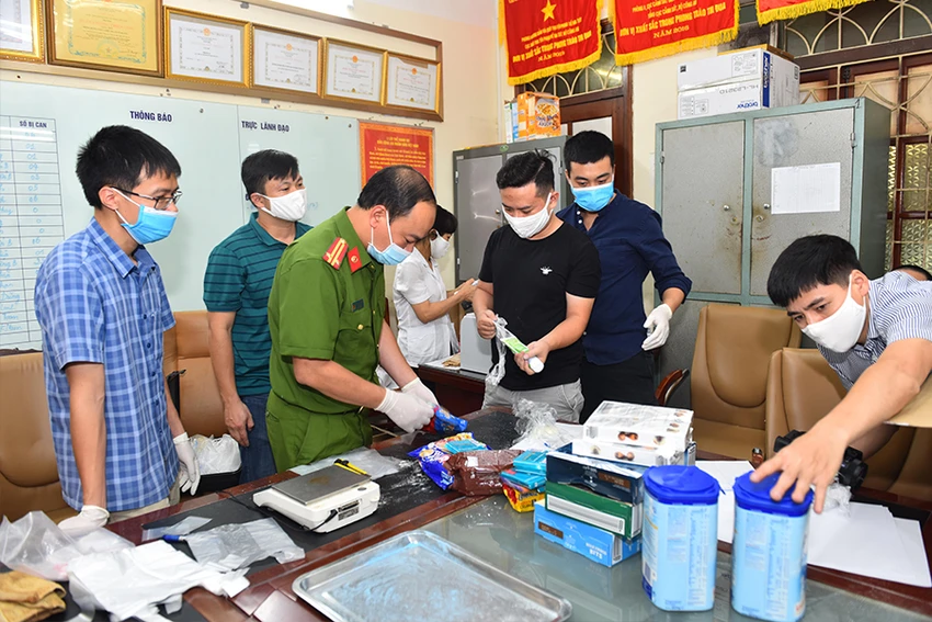 Lực lượng chức năng phát hiện ma túy được giấu trong các hộp sữa vận chuyển từ châu Âu qua đường hàng không về Việt Nam. Lực lượng chức năng phát hiện ma túy được giấu trong các hộp sữa vận chuyển từ châu Âu qua đường hàng không về Việt Nam.
