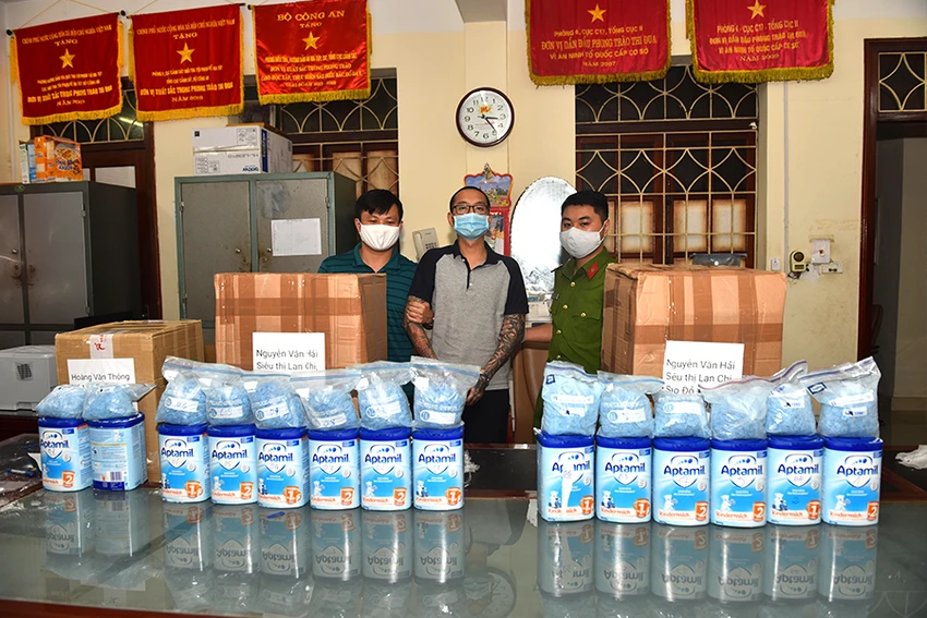 Đối tượng cùng tang vật. Ảnh: CA Đối tượng cùng tang vật. Ảnh: CA