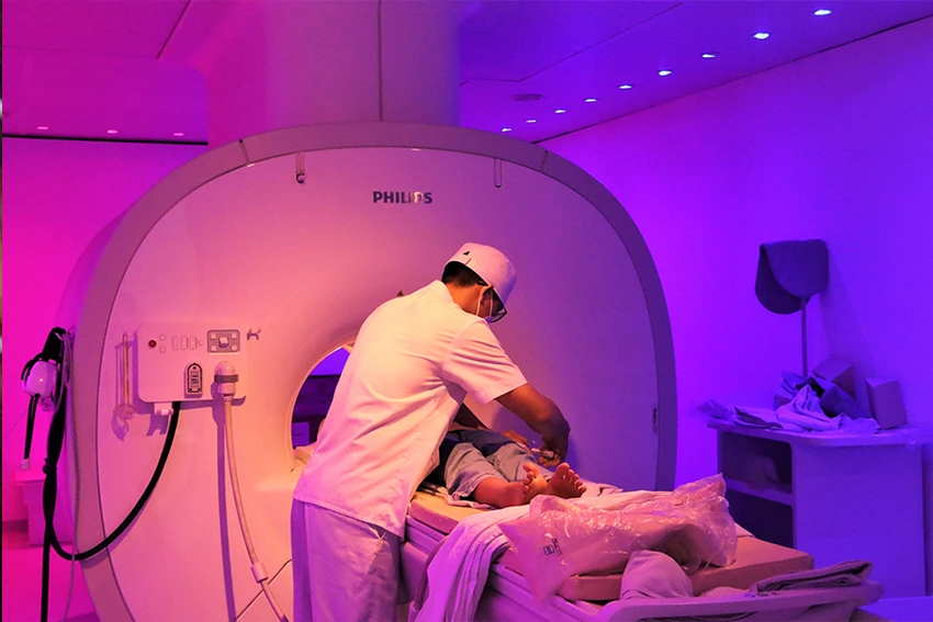 Chụp CT scan cho bệnh nhân tại BV Chợ Rẫy, TP.HCM. Ảnh: THẢO PHƯƠNG Chụp CT scan cho bệnh nhân tại BV Chợ Rẫy, TP.HCM. Ảnh: THẢO PHƯƠNG