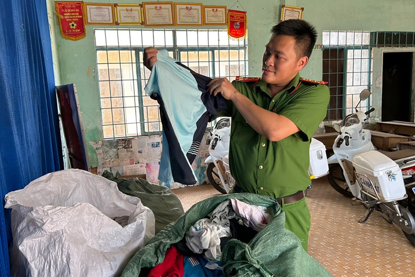 Đại úy Nguyễn Xuân Thành đang chọn đồ để đi tặng học sinh. Ảnh: VŨ LONG Đại úy Nguyễn Xuân Thành đang chọn đồ để đi tặng học sinh. Ảnh: VŨ LONG