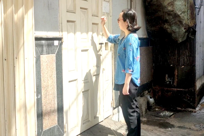 Chị Hân đến địa chỉ của chồng cũ để gặp con nhưng cửa nhà đóng kín. Ảnh: NGUYỄN HIỀN Chị Hân đến địa chỉ của chồng cũ để gặp con nhưng cửa nhà đóng kín. Ảnh: NGUYỄN HIỀN