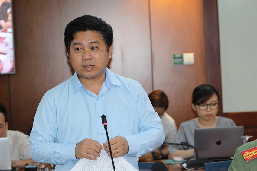 Ông Hồ Tấn Minh, Chánh Văn phòng Sở GD&ĐT TP.HCM, phát biểu tại buổi họp báo chiều 30-3. Ảnh: THÀNH NHÂN Ông Hồ Tấn Minh, Chánh Văn phòng Sở GD&ĐT TP.HCM, phát biểu tại buổi họp báo chiều 30-3. Ảnh: THÀNH NHÂN