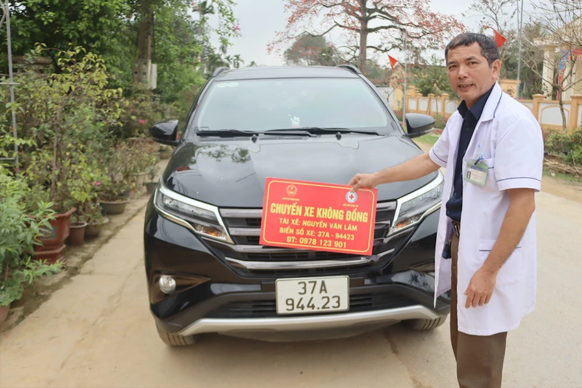 Ông Nguyễn Văn Lâm bên chiếc xe cấp cứu 0 đồng đã giúp được nhiều bệnh nhân, người nghèo đến bệnh viện kịp thời. Ảnh: ĐẮC LAM Ông Nguyễn Văn Lâm bên chiếc xe cấp cứu 0 đồng đã giúp được nhiều bệnh nhân, người nghèo đến bệnh viện kịp thời. Ảnh: ĐẮC LAM