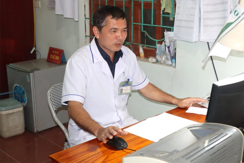 Ngoài giờ làm việc, bất cứ khi nào có thể ông Lâm đều tranh thủ chở người dân đến bệnh viện khi họ nhờ đến ông. Ảnh: ĐẮC LAM Ngoài giờ làm việc, bất cứ khi nào có thể ông Lâm đều tranh thủ chở người dân đến bệnh viện khi họ nhờ đến ông. Ảnh: ĐẮC LAM