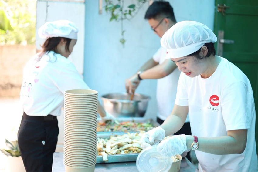 Chị Lê Tường Vy chuẩn bị các suất ăn cho bệnh nhi. Ảnh: THẢO PHƯƠNG Chị Lê Tường Vy chuẩn bị các suất ăn cho bệnh nhi. Ảnh: THẢO PHƯƠNG