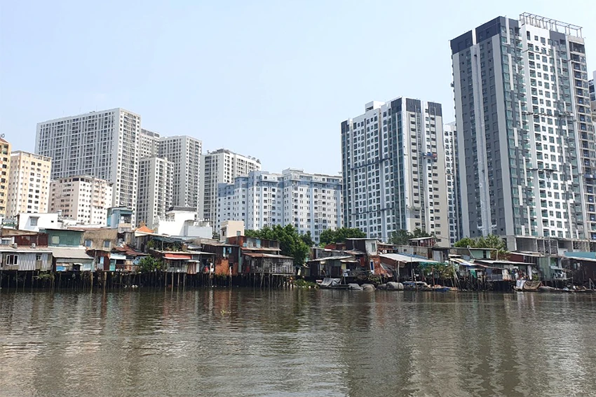 Nhiều dự án di dời nhà ven, trên kênh rạch chưa được triển khai khiến đại biểu HĐND TP sốt ruột. Ảnh: KIÊN CƯỜNG Nhiều dự án di dời nhà ven, trên kênh rạch chưa được triển khai khiến đại biểu HĐND TP sốt ruột. Ảnh: KIÊN CƯỜNG