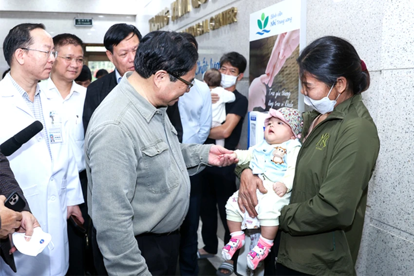 Thủ tướng hỏi thăm sức khỏe một trẻ đang khám tại BV Nhi trung ương trong thời điểm thời tiết chuyển mùa. Ảnh: VGP/NHẬT BẮC Thủ tướng hỏi thăm sức khỏe một trẻ đang khám tại BV Nhi trung ương trong thời điểm thời tiết chuyển mùa. Ảnh: VGP/NHẬT BẮC