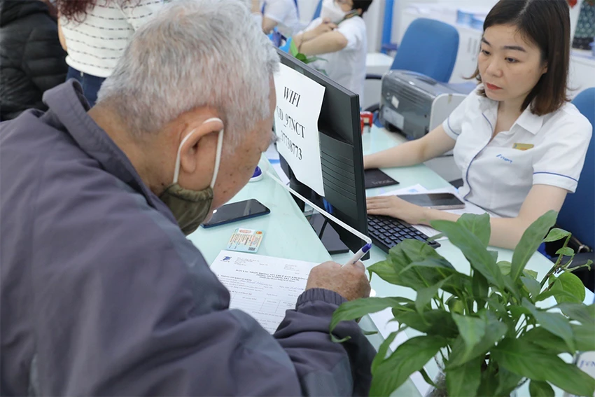 Người dân thực hiện chuẩn hóa thông tin thuê bao tại quầy giao dịch của nhà mạng. Ảnh: THU HÀ Người dân thực hiện chuẩn hóa thông tin thuê bao tại quầy giao dịch của nhà mạng. Ảnh: THU HÀ