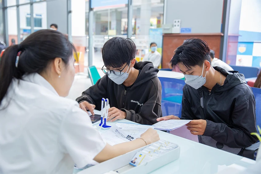 Thí sinh đăng ký xét tuyển sớm bằng học bạ tại Trường ĐH Công nghệ TP.HCM. Ảnh: NGỌC PHƯƠNG Thí sinh đăng ký xét tuyển sớm bằng học bạ tại Trường ĐH Công nghệ TP.HCM. Ảnh: NGỌC PHƯƠNG