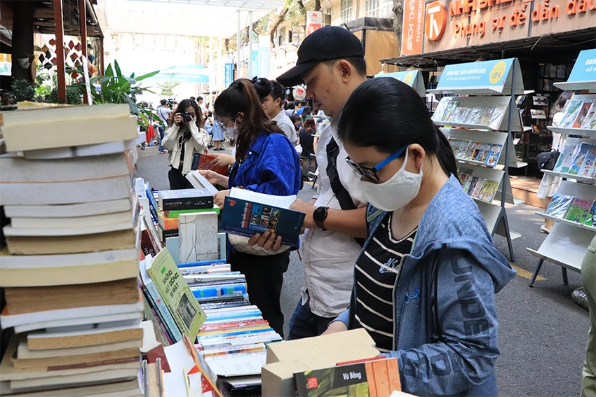 Người dân đến tham quan và mua sách tại đường sách TP.HCM. Ảnh: VĂN HÀ Người dân đến tham quan và mua sách tại đường sách TP.HCM. Ảnh: VĂN HÀ