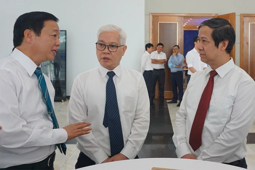 Phó Thủ tướng Trần Hồng Hà nói chuyện với ông Nguyễn Văn Lợi, Bí thư Tỉnh ủy Bình Dương (giữa) và Bộ trưởng Bộ GD&ĐT Nguyễn Kim Sơn (bìa phải). Ảnh: NGUYỄN QUYÊN Phó Thủ tướng Trần Hồng Hà nói chuyện với ông Nguyễn Văn Lợi, Bí thư Tỉnh ủy Bình Dương (giữa) và Bộ trưởng Bộ GD&ĐT Nguyễn Kim Sơn (bìa phải). Ảnh: NGUYỄN QUYÊN