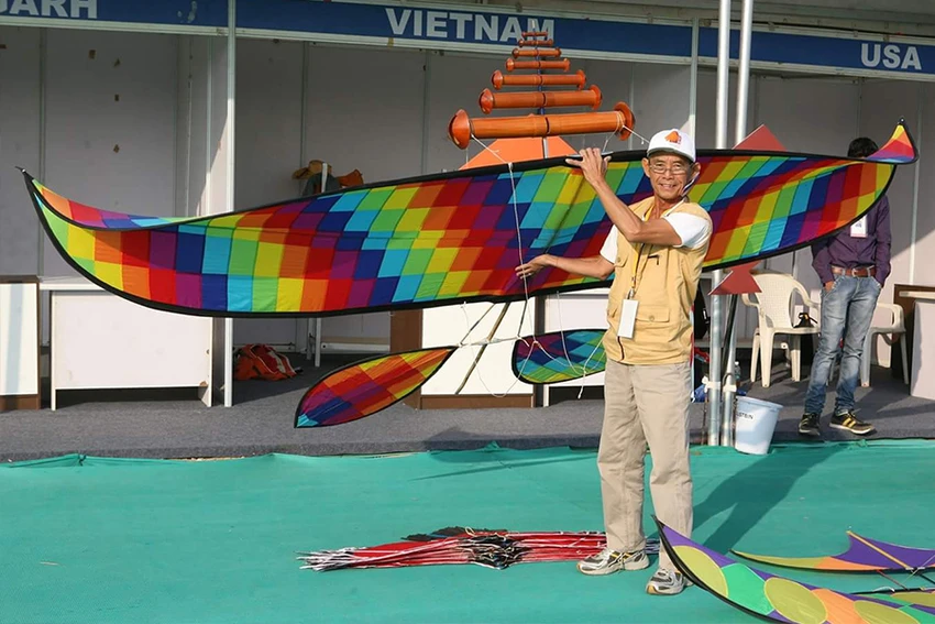 Nghệ nhân Nguyễn Thanh Vân bên cạnh con diều của mình. Ảnh: NVCC Nghệ nhân Nguyễn Thanh Vân bên cạnh con diều của mình. Ảnh: NVCC