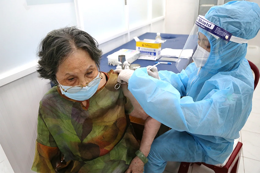 TP.HCM đẩy mạnh chiến dịch bảo vệ người thuộc nhóm nguy cơ, tiêm vaccine phòng COVID-19 đầy đủ. Ảnh: HOÀNG GIANG