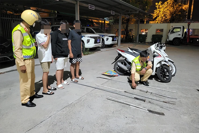 CSGT TP Đà Nẵng phát hiện nhiều hung khí của một nhóm thanh thiếu niên. Ảnh: HH CSGT TP Đà Nẵng phát hiện nhiều hung khí của một nhóm thanh thiếu niên. Ảnh: HH