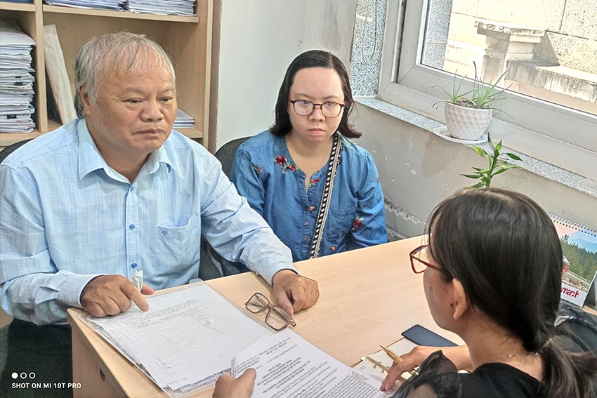 Nhiều năm nay, chị Hân cùng cha mình đi gõ cửa nhiều nơi để mong sớm được thi hành án giao con. Ảnh: NGUYỄN HIỀN Nhiều năm nay, chị Hân cùng cha mình đi gõ cửa nhiều nơi để mong sớm được thi hành án giao con. Ảnh: NGUYỄN HIỀN
