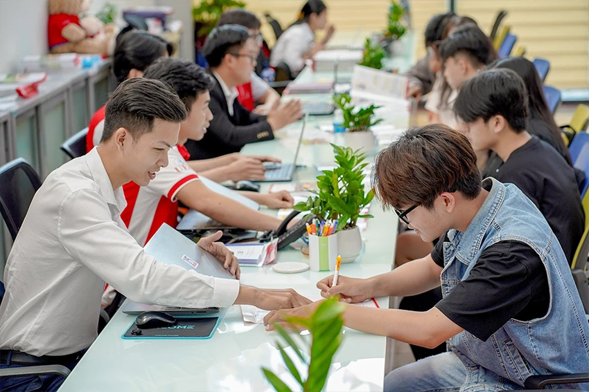 Phụ huynh, thí sinh đăng ký xét tuyển sớm bằng học bạ tại Trường ĐH Kinh tế - Tài chính TP.HCM. Ảnh: HÀ TRẦN Phụ huynh, thí sinh đăng ký xét tuyển sớm bằng học bạ tại Trường ĐH Kinh tế - Tài chính TP.HCM. Ảnh: HÀ TRẦN