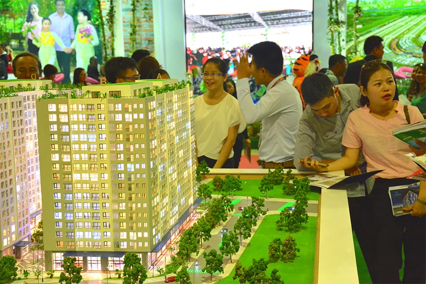 Các doanh nghiệp địa ốc đều tích cực đẩy hàng nhưng thị trường vẫn giậm chân tại chỗ. Ảnh minh họa: Q.HUY Các doanh nghiệp địa ốc đều tích cực đẩy hàng nhưng thị trường vẫn giậm chân tại chỗ. Ảnh minh họa: Q.HUY