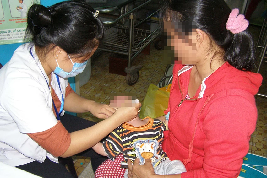 Trẻ nhỏ tại TP.HCM được cho uống vitamin A. Ảnh: TRẦN NGỌC Trẻ nhỏ tại TP.HCM được cho uống vitamin A. Ảnh: TRẦN NGỌC