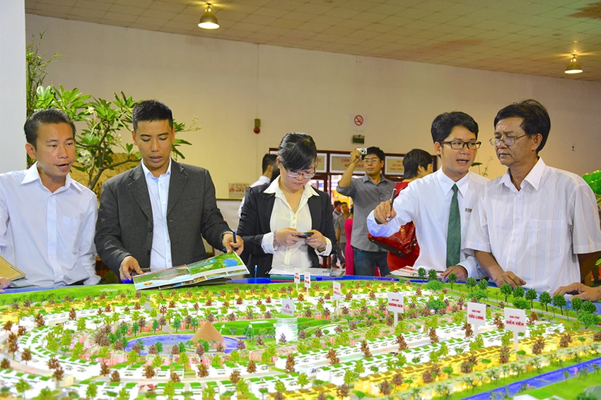 Dù lãi suất hạ, nhà đầu tư bất động sản vẫn chưa mạnh dạn đi vay lúc này. Ảnh minh họa: M.LONG