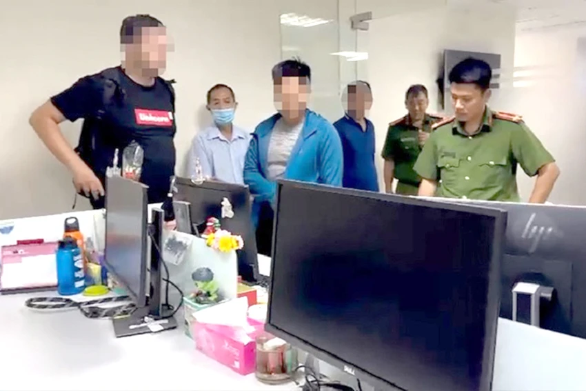 Cơ quan công an khám xét nơi làm việc của một công ty tại quận 1, TP.HCM hoạt động tín dụng đen. Ảnh: CA Cơ quan công an khám xét nơi làm việc của một công ty tại quận 1, TP.HCM hoạt động tín dụng đen. Ảnh: CA