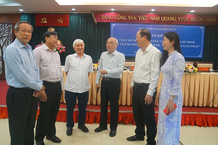 Lãnh đạo TP.HCM trao đổi với các đại biểu bên lề hội thảo. Ảnh: LÊ THOA