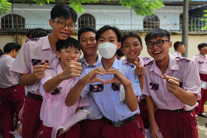 Nụ cười tự tin của các thí sinh chuẩn bị bước vào môn thi thứ hai, môn ngoại ngữ. Ảnh: NGUYỄN QUYÊN Nụ cười tự tin của các thí sinh chuẩn bị bước vào môn thi thứ hai, môn ngoại ngữ. Ảnh: NGUYỄN QUYÊN