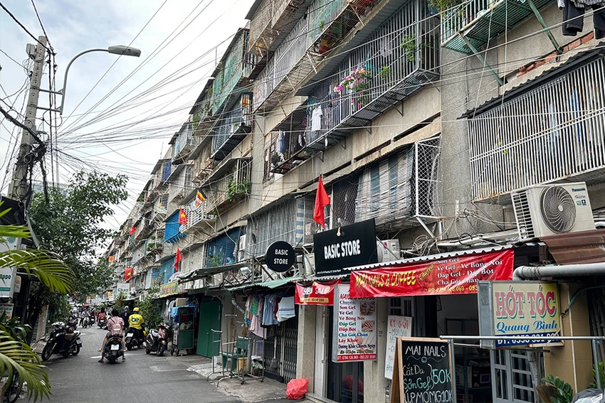 Một số căn hộ tại khu chung cư Thanh Đa (quận Bình Thạnh) được dựng rào chắn ở ban công, bít lối thoát hiểm. Ảnh: TRẦN MINH