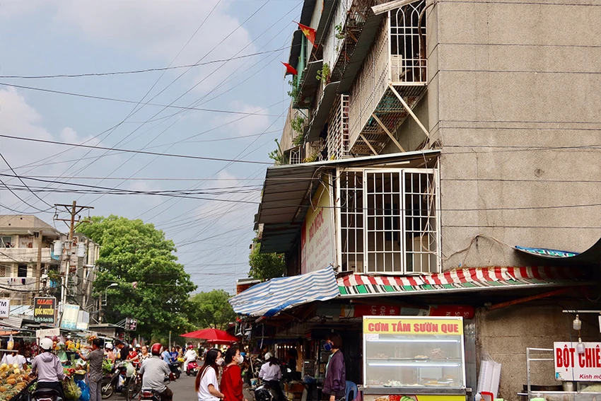 Rào chắn của một số hộ ở khu chung cư Thanh Đa còn cơi nới ra phần diện tích phía ngoài ban công. Ảnh: TRẦN MINH