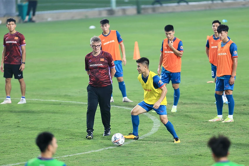 HLV Troussier quan sát chân sút Quang Hải vừa trở về từ Pháp. Ảnh: VFF HLV Troussier quan sát chân sút Quang Hải vừa trở về từ Pháp. Ảnh: VFF