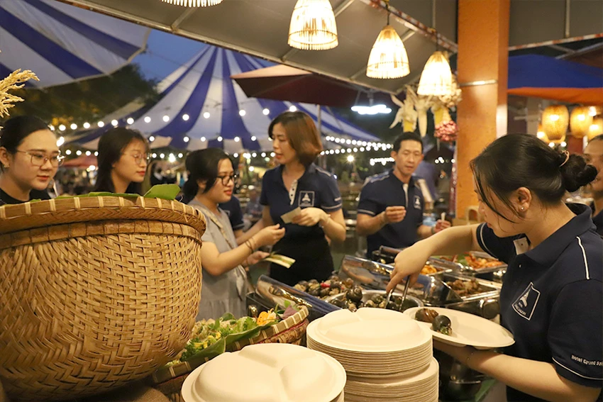 Ẩm thực Việt có sức hút đối với nhiều du khách. Ảnh: THU TRINH Ẩm thực Việt có sức hút đối với nhiều du khách. Ảnh: THU TRINH