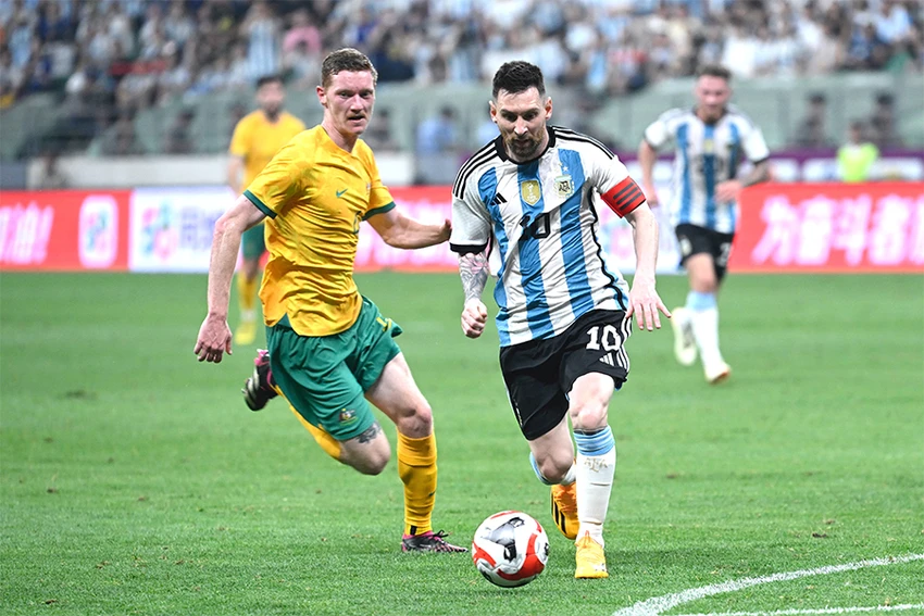 Messi trong trận giao hữu với Úc tại Trung Quốc và ra sân với cái tên Méi-Xĩ phiên âm theo tiếng Hoa trên lưng áo. Ảnh: GETTY IMAGES
