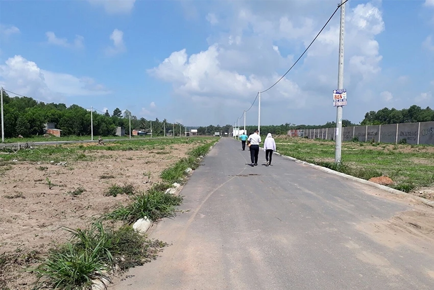 Người có nhu cầu đầu tư đất nền trong thời điểm này đã thưa thớt hẳn. Ảnh: MINH LONG Người có nhu cầu đầu tư đất nền trong thời điểm này đã thưa thớt hẳn. Ảnh: MINH LONG