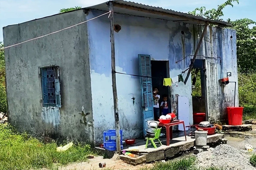 Điều nhiều nhà hảo tâm, mạnh thường quân lo lắng nhất bây giờ là hai cháu nhỏ cần được đi học. Ảnh: HẢI HIẾU Điều nhiều nhà hảo tâm, mạnh thường quân lo lắng nhất bây giờ là hai cháu nhỏ cần được đi học. Ảnh: HẢI HIẾU