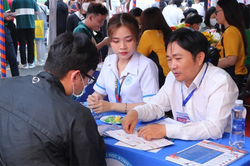 Thí sinh tìm hiểu và đăng ký xét tuyển ở Trường ĐH Kinh tế - Luật (ĐH Quốc gia TP.HCM). Ảnh: NTCC Thí sinh tìm hiểu và đăng ký xét tuyển ở Trường ĐH Kinh tế - Luật (ĐH Quốc gia TP.HCM). Ảnh: NTCC