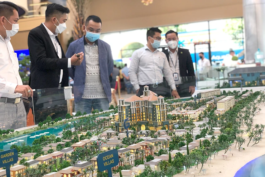 Nhiều chủ đầu tư lớn đã tự xây dựng sàn giao dịch riêng cho mình. Ảnh: M.LONG Nhiều chủ đầu tư lớn đã tự xây dựng sàn giao dịch riêng cho mình. Ảnh: M.LONG