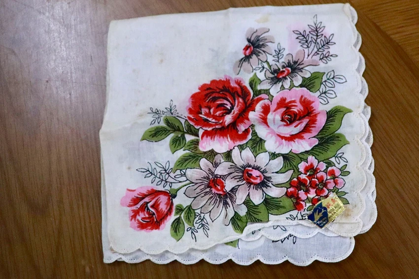 Chiếc khăn tay kỷ vật được NSƯT Thanh Dậu cất giữ từ năm 1965 đến nay. Ảnh: VĂN HÀ Chiếc khăn tay kỷ vật được NSƯT Thanh Dậu cất giữ từ năm 1965 đến nay. Ảnh: VĂN HÀ