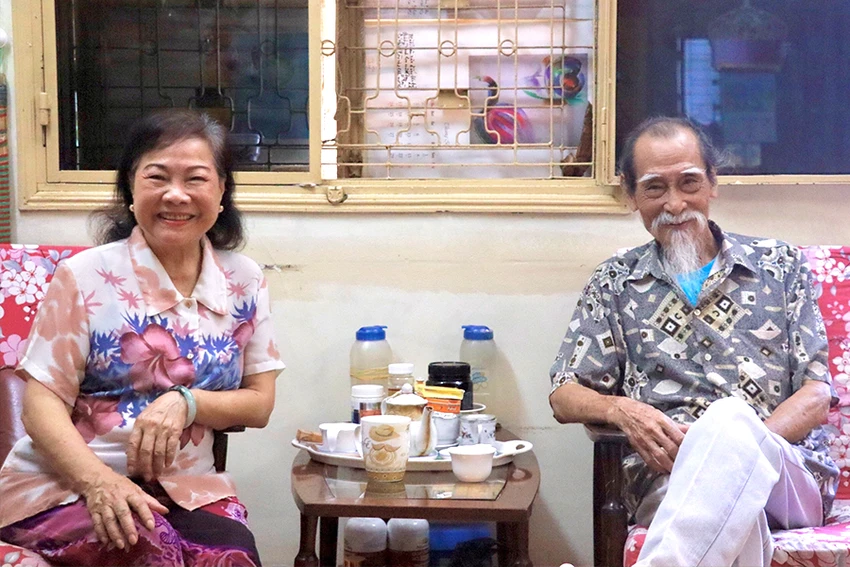 NSƯT Thanh Dậu và Nhà giáo ưu tú Mạnh Dung bên nhau đã gần 60 năm. Ảnh: VĂN HÀ NSƯT Thanh Dậu và Nhà giáo ưu tú Mạnh Dung bên nhau đã gần 60 năm. Ảnh: VĂN HÀ