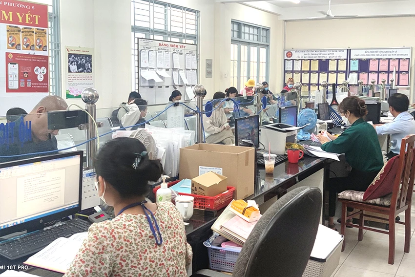 Công chức đang làm việc tại UBND phường 5, quận Gò Vấp. Ảnh: NGUYỄN HIỀN Công chức đang làm việc tại UBND phường 5, quận Gò Vấp. Ảnh: NGUYỄN HIỀN