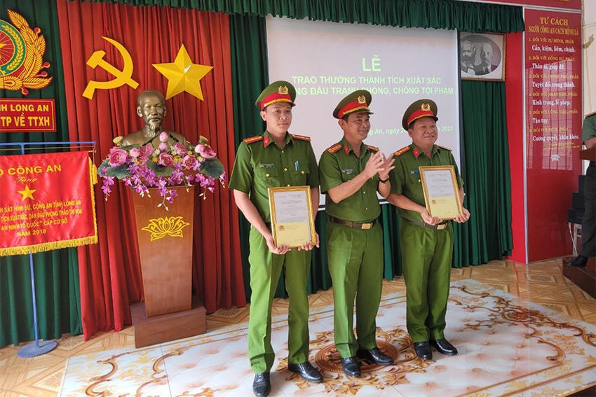 Đại tá Phạm Thanh Tâm, Phó Giám đốc Công an tỉnh, trao quyết định khen thưởng đột xuất cho tập thể Phòng Cảnh sát hình sự trong vụ án dùng súng ở huyện Thủ Thừa. Ảnh: CA Đại tá Phạm Thanh Tâm, Phó Giám đốc Công an tỉnh, trao quyết định khen thưởng đột xuất cho tập thể Phòng Cảnh sát hình sự trong vụ án dùng súng ở huyện Thủ Thừa. Ảnh: CA
