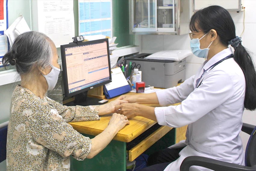 Một người cao tuổi ở TP.HCM được bác sĩ khám sức khỏe. Ảnh: TRẦN NGỌC Một người cao tuổi ở TP.HCM được bác sĩ khám sức khỏe. Ảnh: TRẦN NGỌC