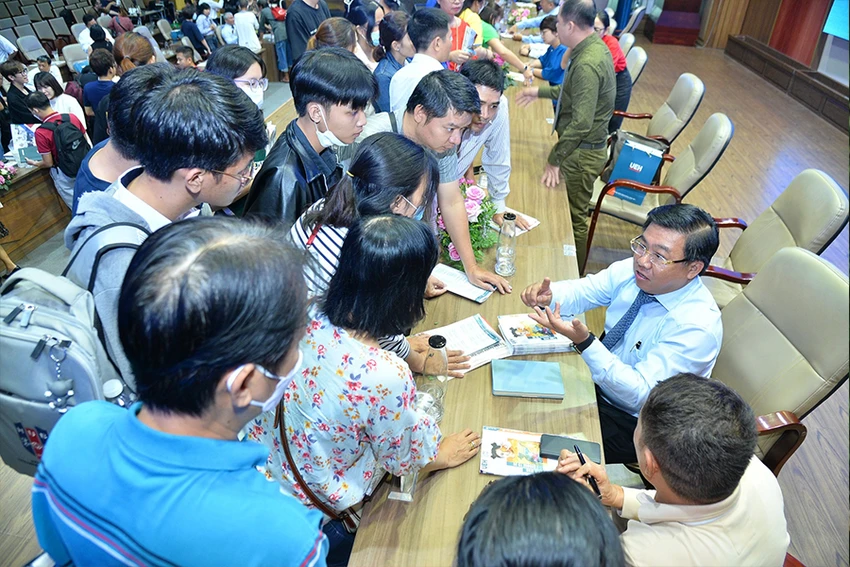 Thí sinh tìm hiểu và đăng ký xét tuyển đại học tại các trường ở TP.HCM. Ảnh: CTV Thí sinh tìm hiểu và đăng ký xét tuyển đại học tại các trường ở TP.HCM. Ảnh: CTV